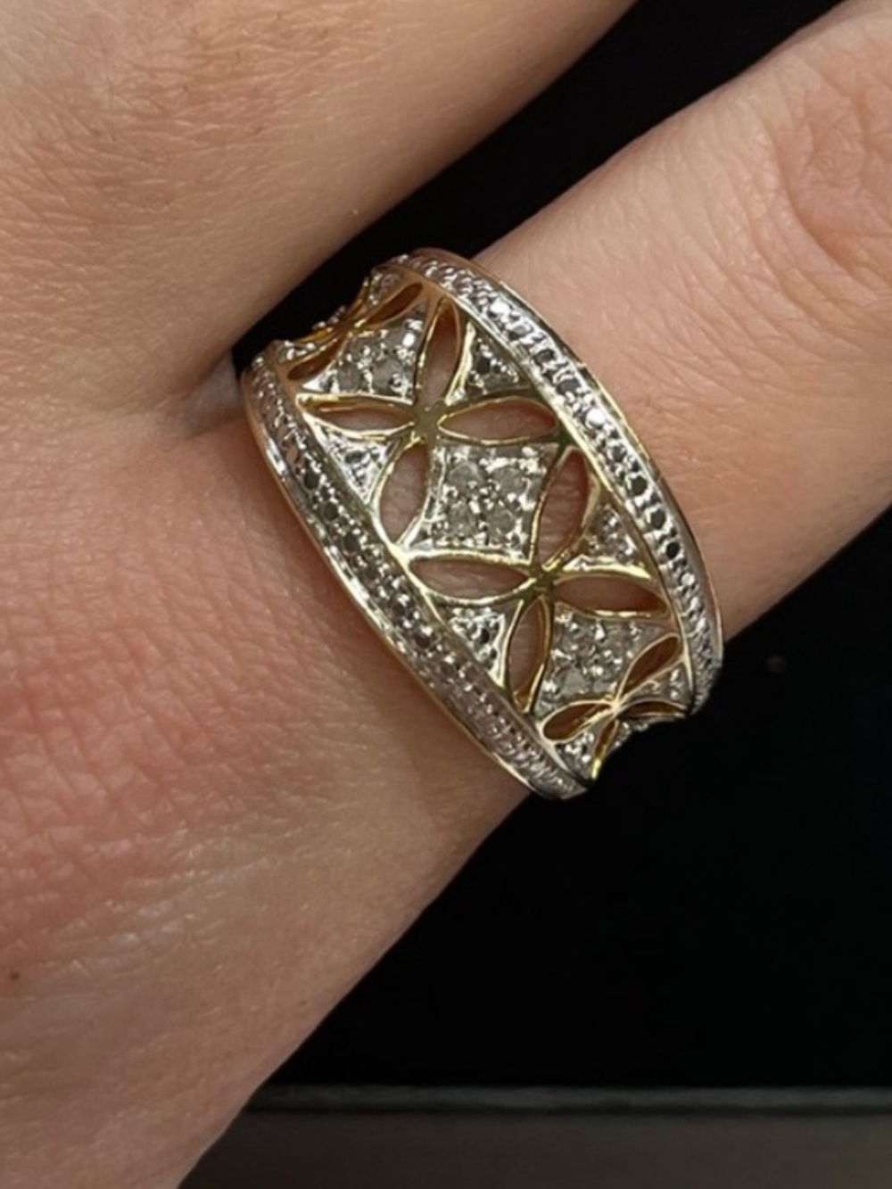Stunning sterling silver ring with 14k gold plating! Beautiful sparkles. 925